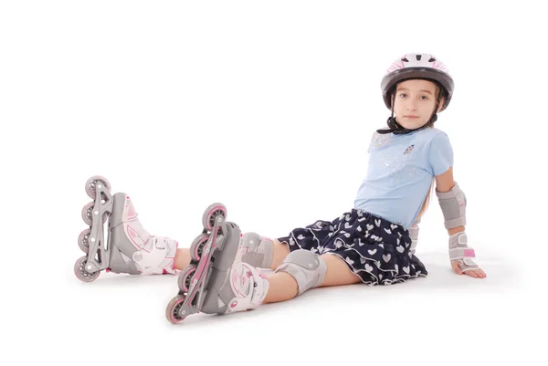 Glückliches Kleines Mädchen Mit Rollschuhen Und Schutzausrüstung Isoliert Auf Weißem — Stockfoto