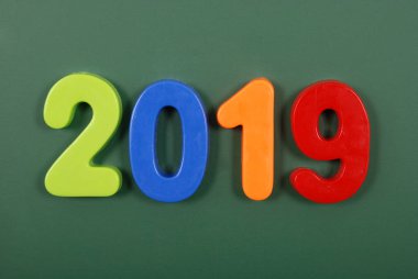 2019 parlak plastik yazılı yıl manyetik harfler manyetik bir gemide sıkışmış.