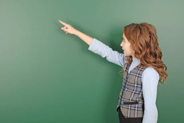 Sevimli kız kız öğrenci blackboard eğitim ve okul hayatı kavramı yakınındaki