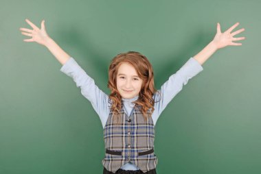 Sevimli kız kız öğrenci blackboard eğitim ve okul hayatı kavramı yakınındaki