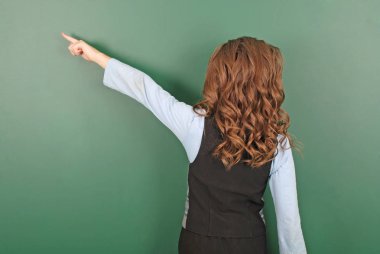 Sevimli kız kız öğrenci blackboard eğitim ve okul hayatı kavramı yakınındaki