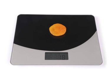 Beyaz arka plan üzerinde izole mutfak ölçekte Kuru Kayısı.