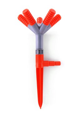 Beyaz arka plan üzerinde izole su hortumu yağmurlama