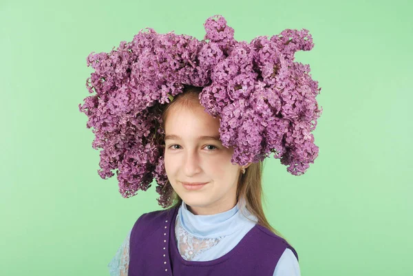 女孩与淡紫色发型在绿色背景 — 图库照片