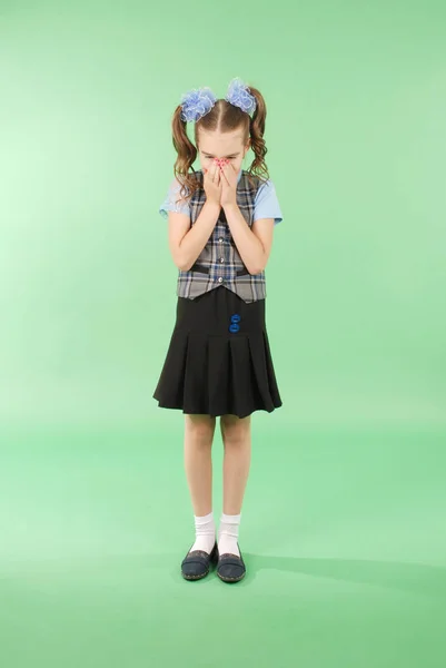 Menina Bonita Uniforme Escolar Isolado Fundo Verde — Fotografia de Stock