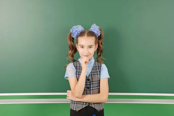 Schattig Meisje Schoolmeisje Buurt Van Blackboard Het Concept Van Onderwijs — Stockfoto
