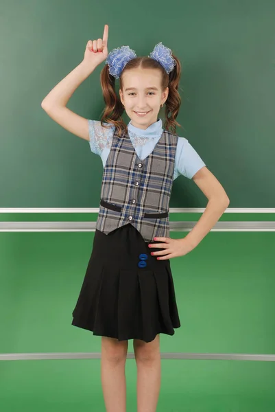 Menina Bonito Estudante Perto Quadro Negro Conceito Educação Vida Escolar — Fotografia de Stock