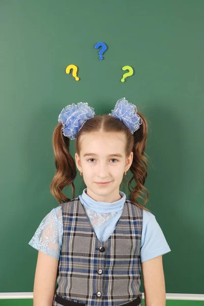 Menina Bonito Estudante Perto Quadro Negro Conceito Educação Vida Escolar — Fotografia de Stock