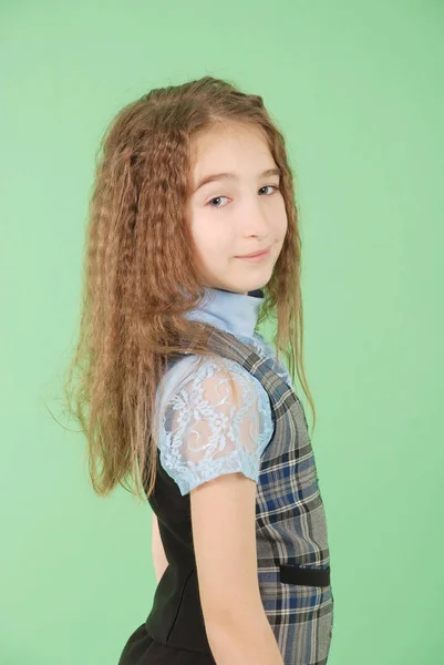 Menina Bonita Uniforme Escolar Isolado Fundo Verde — Fotografia de Stock