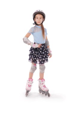 Tekerlekli paten beyaz arka plan üzerinde küçük güzel kız