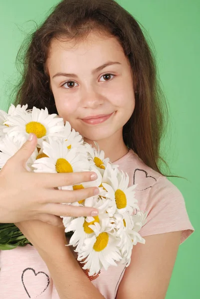 Portrait Young Girl Bouquet Chamomiles Isolated Green Background — Stock Photo, Image
