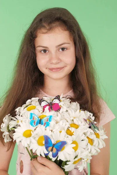 Retrato Uma Jovem Com Buquê Camomila Isolado Fundo Verde — Fotografia de Stock