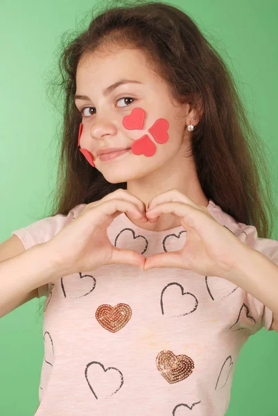 Retrato Una Joven Con Símbolo Corazón Cara Aislado Sobre Fondo — Foto de Stock