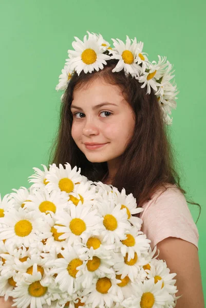 Vacker Flicka Med Kamomill Krans Grön Bakgrund — Stockfoto