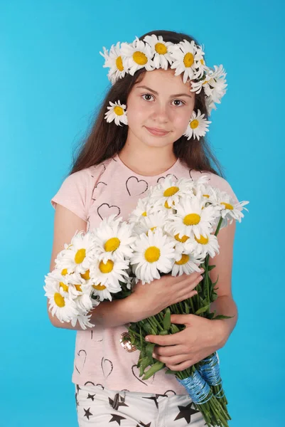 Menina Bonita Com Grinalda Camomila Fundo Azul — Fotografia de Stock