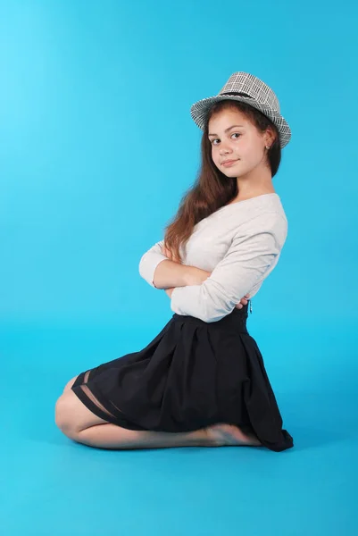 Chica Joven Sentada Suelo Contra Fondo Azul Estudio —  Fotos de Stock