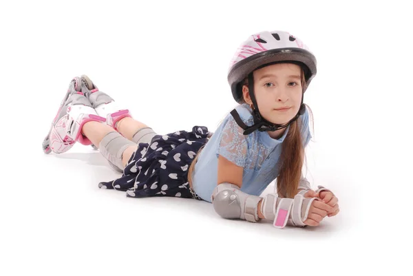 Glückliches Kleines Mädchen Mit Rollschuhen Und Schutzausrüstung Auf Dem Boden — Stockfoto