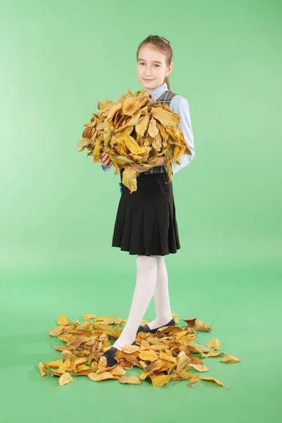 Automne Jeune Fille Tient Automne Feuilles Jaunes Jolie Fille Uniforme — Photo