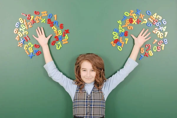 Meisje Staat Voor Een Groene Schoolbestuur Met Magneten Van Nummers — Stockfoto