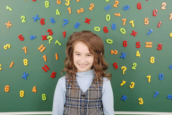 Dívka Stojí Před Zeleným Školní Rada Magnety Čísel Která Líčí — Stock fotografie