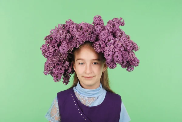 Chica Con Peinado Lila Sobre Fondo Verde — Foto de Stock