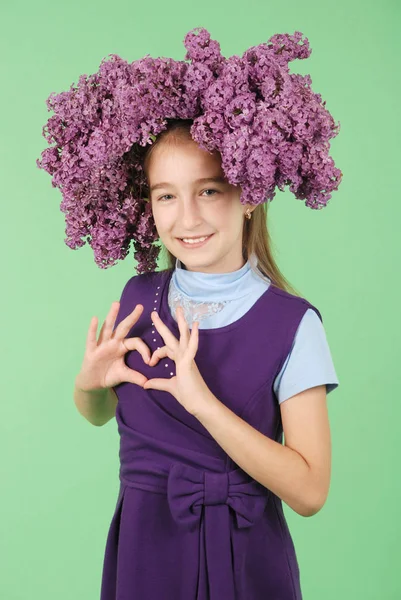 Chica Con Peinado Lila Sobre Fondo Verde — Foto de Stock