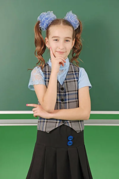 Schattig Meisje Schoolmeisje Buurt Van Blackboard Het Concept Van Onderwijs — Stockfoto