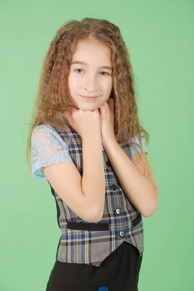 Hermosa Joven Uniforme Escolar Aislado Sobre Fondo Verde — Foto de Stock