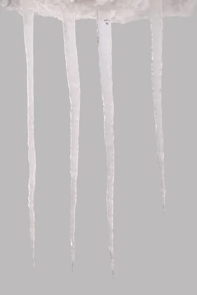 Ледяные Сосульки Изолированы Сером Фоне Ледяная Вода Обрезной Путь Внутри — стоковое фото