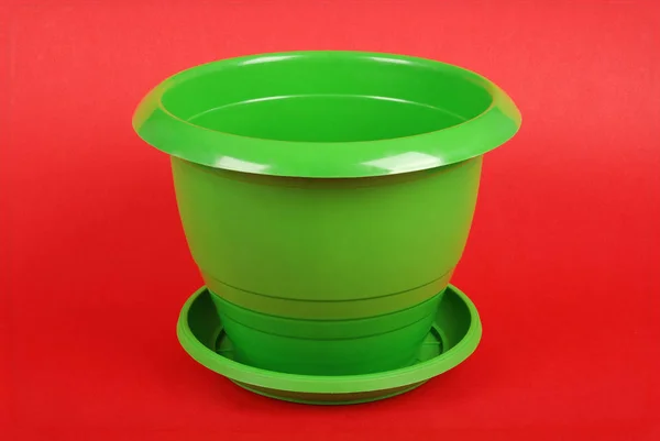 Vasi Fiori Plastica Verde Sfondo Rosso — Foto Stock