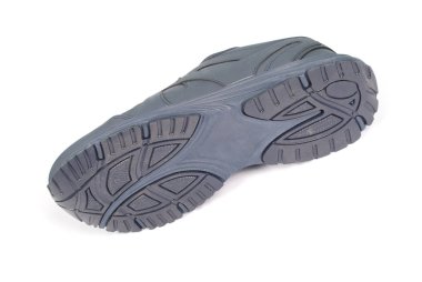 Beyaz arka plan üzerinde izole mavi erkek spor ayakkabı