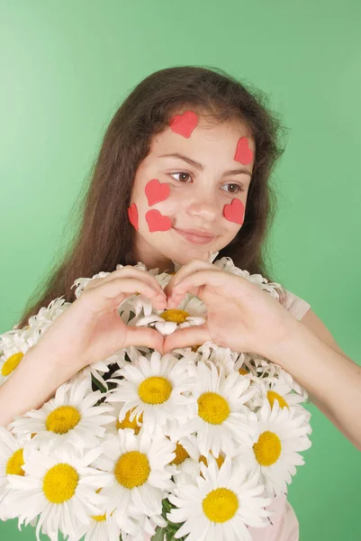 Retrato Una Joven Con Ramo Manzanillas Símbolo Corazón Cara Aislado — Foto de Stock