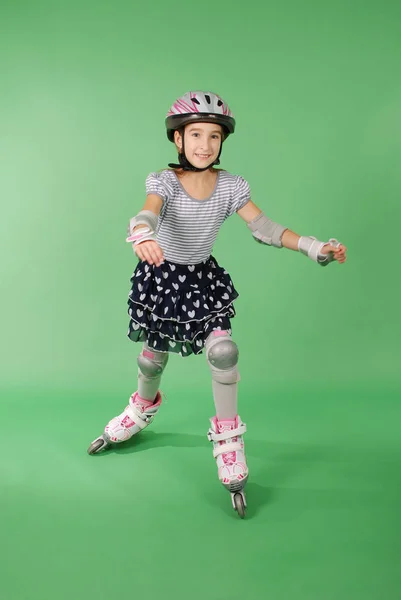 Hübsches Mädchen Mit Rollschuhen Isoliert Vor Grünem Hintergrund — Stockfoto