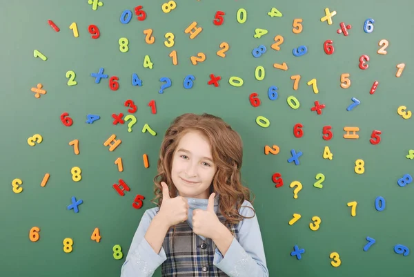 Dívka Stojí Před Zeleným Školní Rada Magnety Čísel Drží Palce — Stock fotografie
