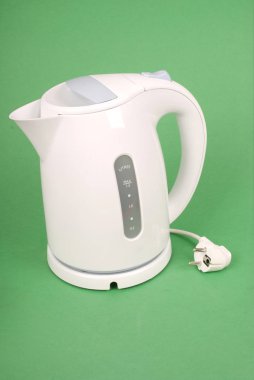 Yeşil arka plan üzerinde izole beyaz elektrikli su ısıtıcısı