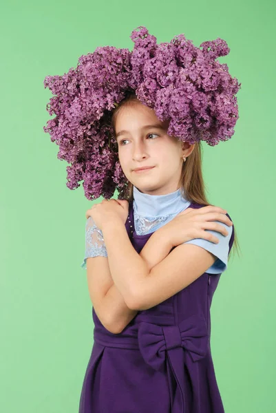 Chica Con Peinado Lila Sobre Fondo Verde — Foto de Stock