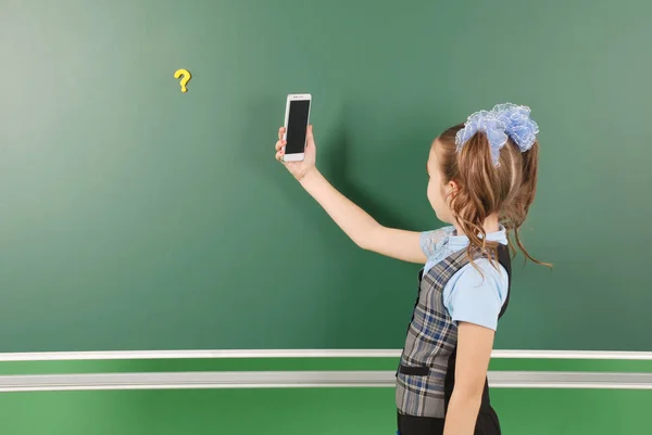 Menina Bonito Estudante Perto Quadro Negro Conceito Educação Vida Escolar — Fotografia de Stock