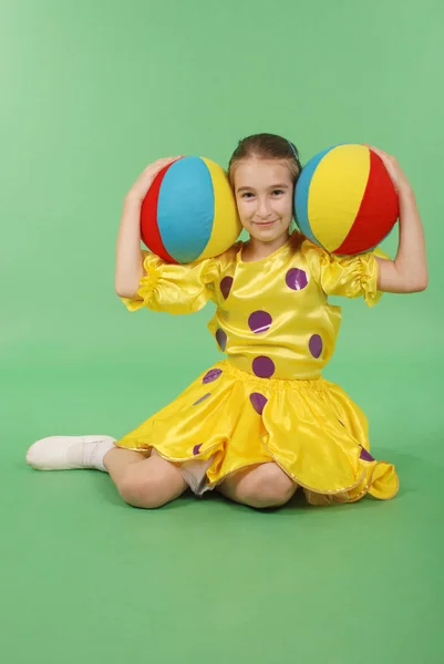 Menina Bonita Posando Para Câmera Vestido Curto Amarelo Isolado Verde — Fotografia de Stock