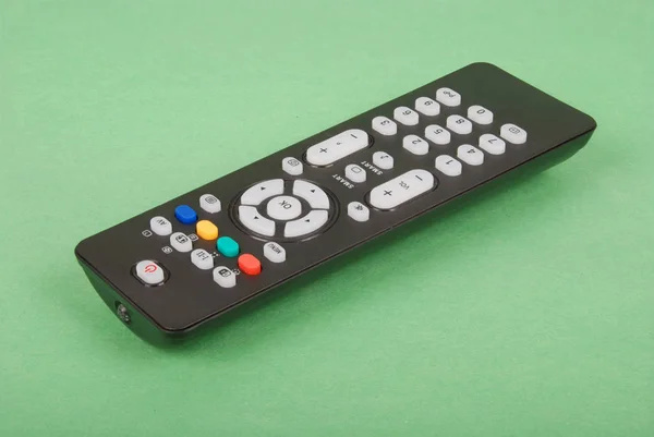 黑色遥控器为电视隔绝在绿色背景 — 图库照片