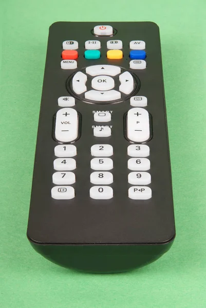 黑色遥控器为电视隔绝在绿色背景 — 图库照片