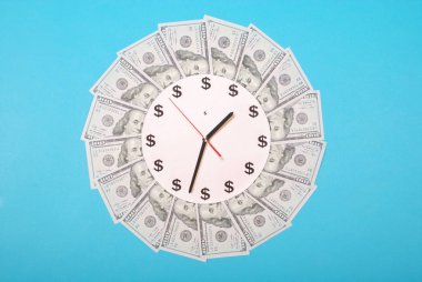 Saat ve doları kavramı. Mandala kaleydoskop para üzerinden tarih saat. Soyut para arka plan tarama deseni tekrar mandala daire. Üzerinde mavi arka plan.