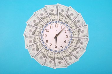 Saat ve doları kavramı. Mandala kaleydoskop para üzerinden tarih saat. Soyut para arka plan tarama deseni tekrar mandala daire. Üzerinde mavi arka plan.