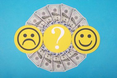 Gülen ve Doğum mandala kaleydoskop para üzerinden üzgün smiley arasında soru işareti. Kadın ve erkek kazanç düzeyini kavramı