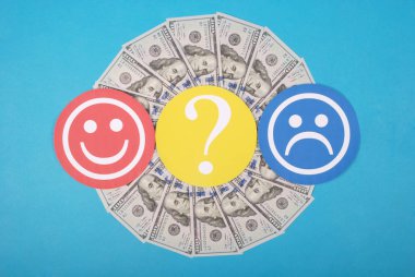 Gülen ve Doğum mandala kaleydoskop para üzerinden üzgün smiley arasında soru işareti. Kadın ve erkek kazanç düzeyini kavramı