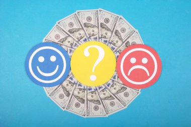 Gülen ve Doğum mandala kaleydoskop para üzerinden üzgün smiley arasında soru işareti. Kadın ve erkek kazanç düzeyini kavramı