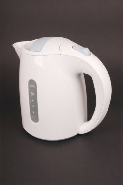 Siyah arka plan üzerine izole beyaz elektrikli su ısıtıcısı