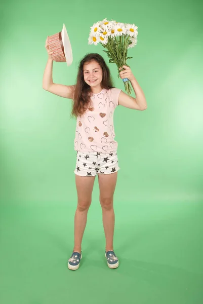 Портрет Молодої Дівчини Букетом Ромашок Ізольовані Зеленому Фоні — стокове фото