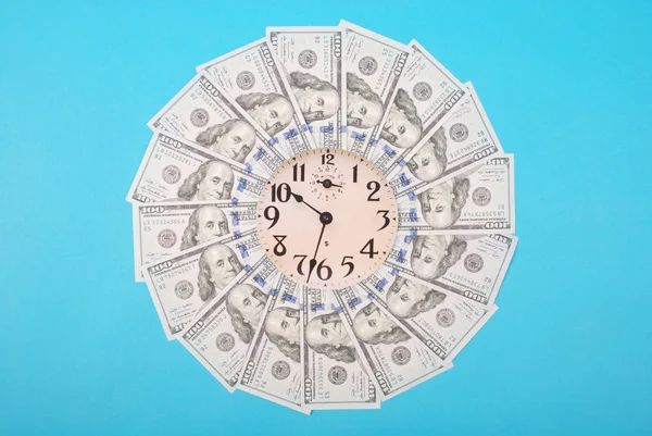 時計とドルの概念 お金からマンダラ万華鏡にクロックします 抽象的なお金背景ラスター パターン繰り返しマンダラ円 青の背景に — ストック写真