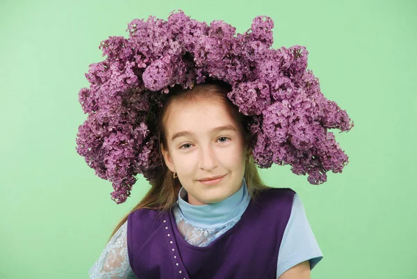 女孩与淡紫色发型在绿色背景 — 图库照片