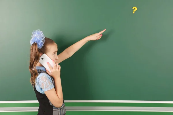 Menina Bonito Estudante Perto Quadro Negro Conceito Educação Vida Escolar — Fotografia de Stock